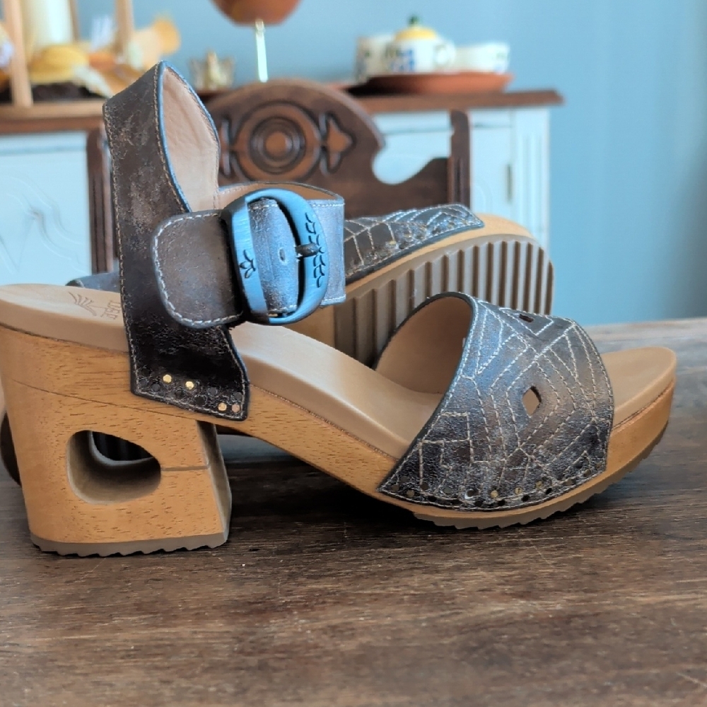 Dansko Metallic Silver Leather Cutout Buckle Sandals, Never Worn!! - Picture 5 of 8